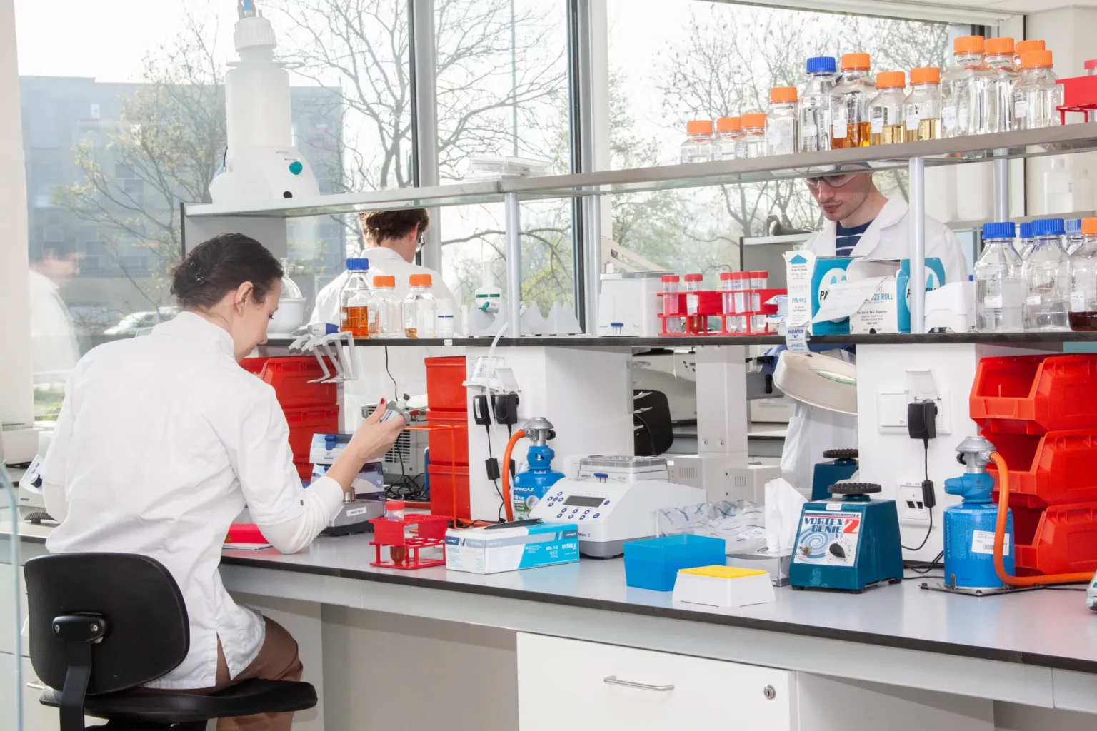 Het team van Calibration Lab aan het werk in een labo