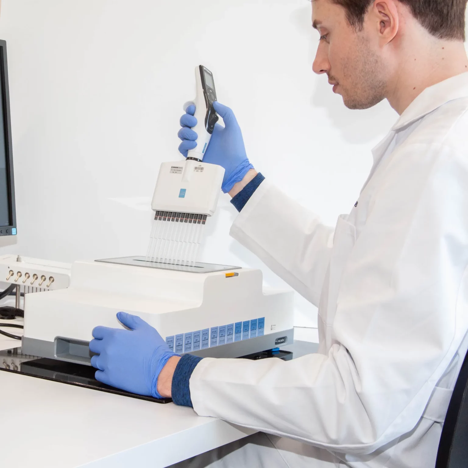 Persoon die bezig is met pipetkalibratie